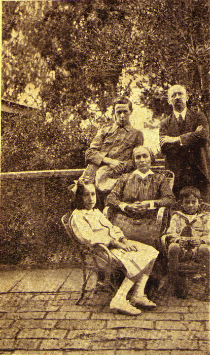 Miguel Sajaroff junto a su esposa e hijos en el  jardín de su chacra.